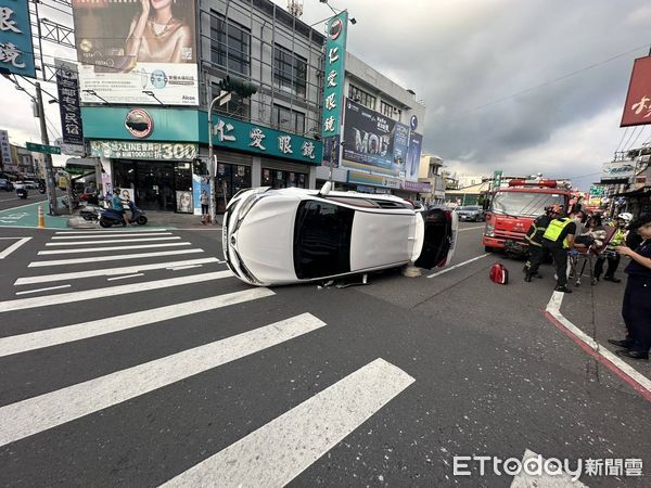 ▲▼屏東自小客車駕車不慎造成翻車事故。（圖／記者陳崑福翻攝）