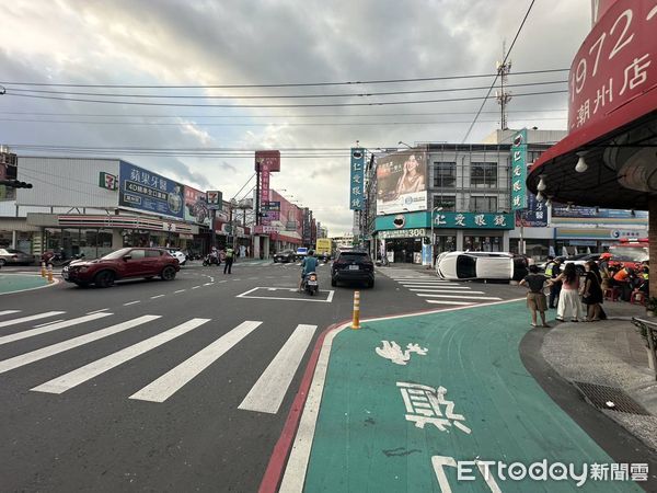 ▲▼屏東自小客車駕車不慎造成翻車事故。（圖／記者陳崑福翻攝）