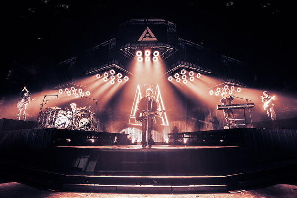 ▲▼八三夭飆唱多首經典歌嗨炸。（圖／KKLIVE、不搖就滾提供）