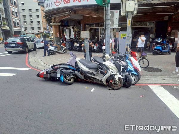 ▲▼三重計程車連撞6機車肇逃　74歲老司機被抓才認「無照駕駛16年」。（圖／記者陸運陞翻攝）