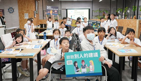 ▲來自桃園市國小學生努力聽取北桃園有線電視業者解說媒體產生與製造過程課程。（圖／記者沈繼昌翻攝）