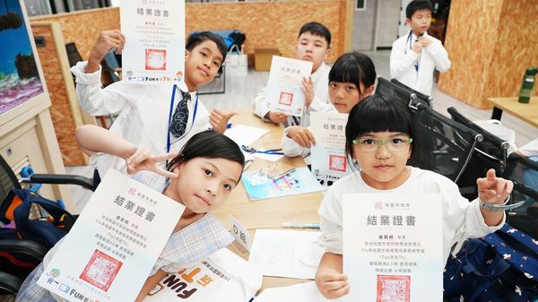 ▲來自桃園市國小學生參加媒體體驗營後都拿到結業證書感覺很有成就感。（圖／記者沈繼昌翻攝）