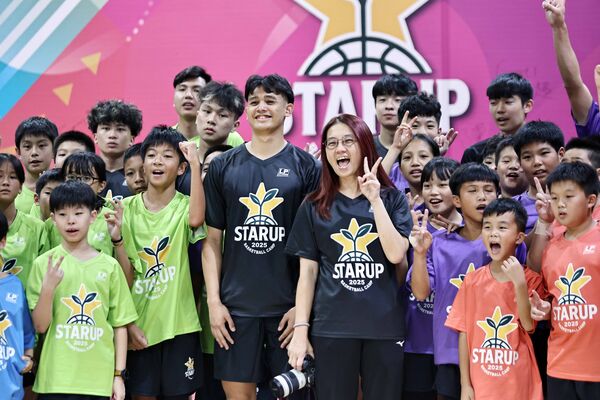 ▲旅日名將游艾喆與小球員開心合影、左起游艾喆、LP品牌行銷經理黃上慧、莫里斯、李家慷、旅日名將游艾喆與小球員一對一指導。（圖／主辦單位提供）