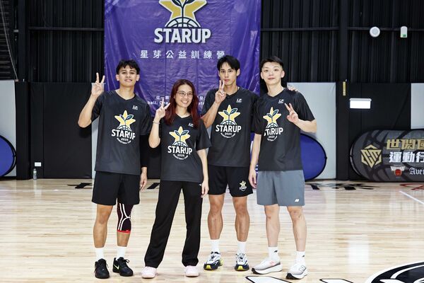 ▲旅日名將游艾喆與小球員開心合影、左起游艾喆、LP品牌行銷經理黃上慧、莫里斯、李家慷、旅日名將游艾喆與小球員一對一指導。（圖／主辦單位提供）