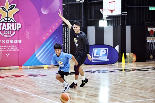 ▲旅日名將游艾喆與小球員開心合影、左起游艾喆、LP品牌行銷經理黃上慧、莫里斯、李家慷、旅日名將游艾喆與小球員一對一指導。（圖／主辦單位提供）