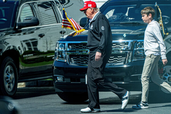 ▲▼川普在謠言「川普已死」盛傳後，首度現身。（圖／路透）