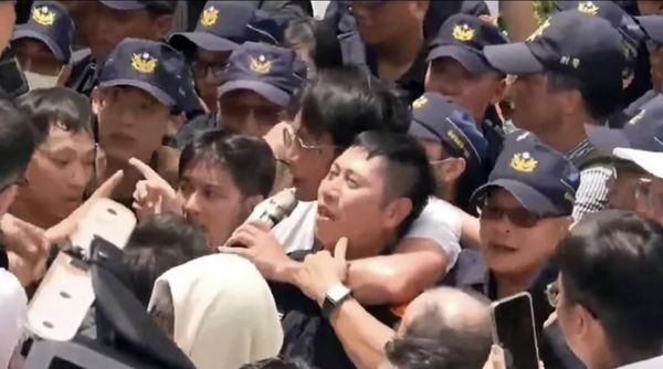 ▲▼黃國昌被拍到對警察手部繞頸。（圖／翻攝Youtube 民眾之聲）