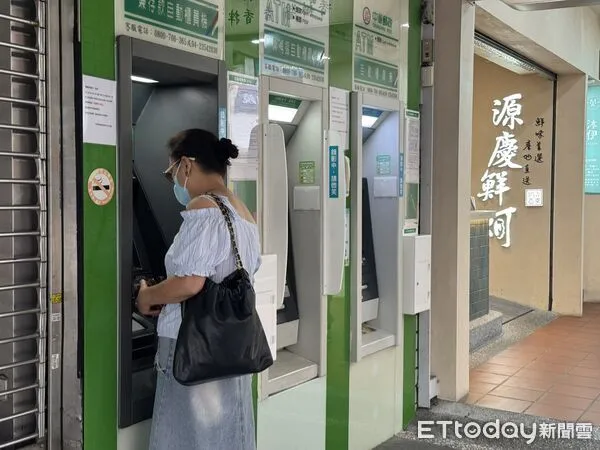 ▲▼中華郵政12家郵局ATM夜間降低提領額度，每筆限1萬元。（圖／記者李姿慧攝）