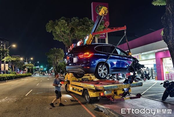 ▲▼所幸駕駛與妻、女被救出僅多處擦挫傷，自撞車輛亦被吊離。（圖／中壢警分局提供）