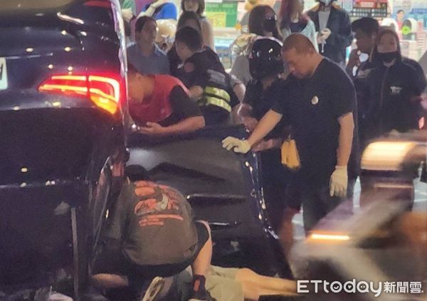 ▲▼所幸駕駛與妻、女被救出僅多處擦挫傷，自撞車輛亦被吊離。（圖／中壢警分局提供）