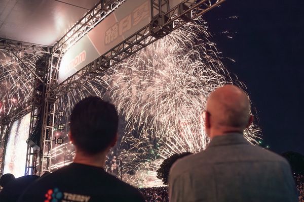 ▲蔣萬安與AIT谷立言欣賞煙火。（圖／蔣萬安臉書）