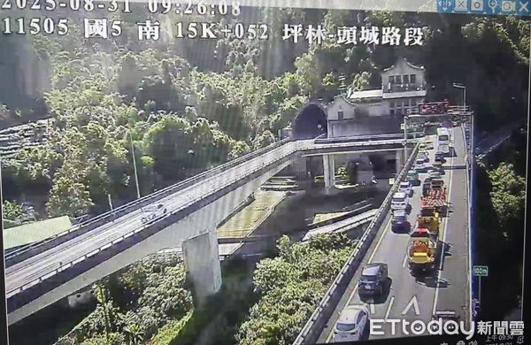 ▲▼雪山隧道內南向車道今上午驚現自小客車冒煙意外。（圖／記者游芳男翻攝，下同）