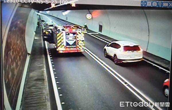 ▲▼雪山隧道內南向車道今上午驚現自小客車冒煙意外。（圖／記者游芳男翻攝，下同）