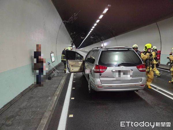 ▲▼雪山隧道內南向車道今上午驚現自小客車冒煙意外。（圖／記者游芳男翻攝，下同）