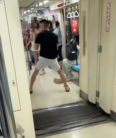 ▲▼劉姓少年擺出拳擊動作ㄝ在車廂內與男大生互毆             。（圖／翻攝Threads renn930）