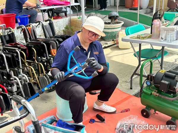 ▲▲台南社會局辦理災後輔具巡迴清潔服務，長輩領回修復如新的輪椅喜笑顏開。（記者林東良翻攝，下同）