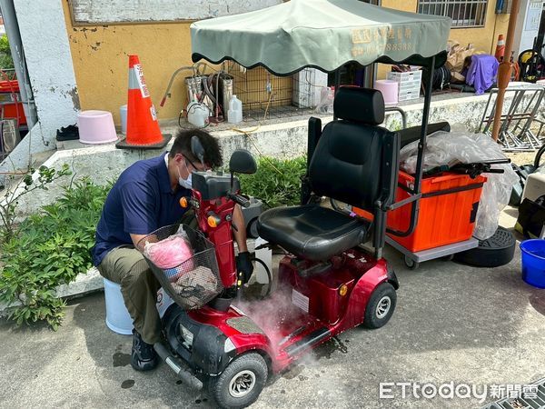 ▲▲台南社會局辦理災後輔具巡迴清潔服務，長輩領回修復如新的輪椅喜笑顏開。（記者林東良翻攝，下同）