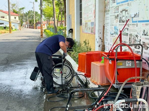 ▲▲台南社會局辦理災後輔具巡迴清潔服務，長輩領回修復如新的輪椅喜笑顏開。（記者林東良翻攝，下同）