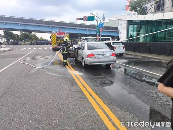 ▲▼黃姓男子昨天上午11時開車行經前鎮區翠亨南路近中平街口時，車內音響突冒煙起火，所幸無人受傷受困。（圖／記者吳世龍翻攝）
