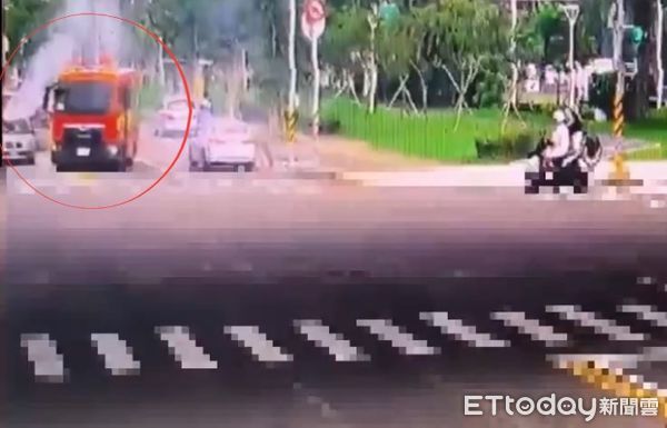 ▲▼黃姓男子昨天上午11時開車行經前鎮區翠亨南路近中平街口時，車內音響突冒煙起火，所幸無人受傷受困。（圖／記者吳世龍翻攝）