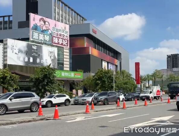 ▲台南新光三越小北門店試營運第2天發生停水事件，餐飲、廁所受影響。（記者林東良翻攝，下同）