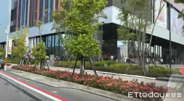 ▲台南新光三越小北門店試營運第2天發生停水事件，餐飲、廁所受影響。（記者林東良翻攝，下同）