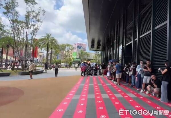 ▲台南新光三越小北門店試營運第2天發生停水事件，餐飲、廁所受影響。（記者林東良翻攝，下同）