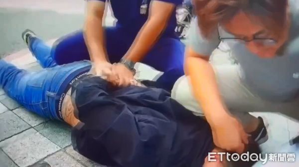 ▲被害人遭騙930萬元金飾、警逮捕涉案車手追回部分贓款。（圖／記者張君豪翻攝）