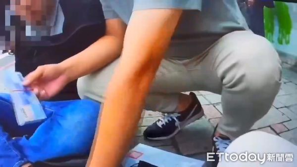 ▲被害人遭騙930萬元金飾、警逮捕涉案車手追回部分贓款。（圖／記者張君豪翻攝）