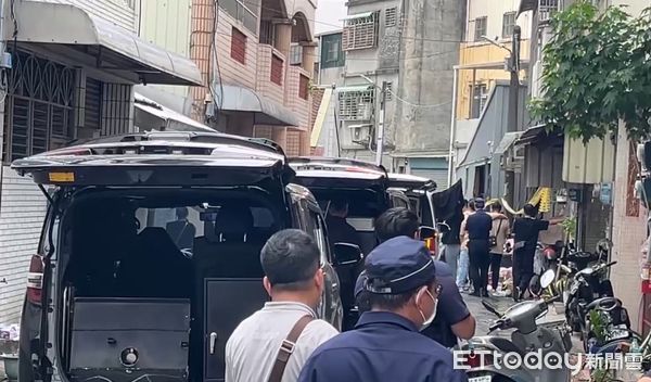 ▲▼桃園中壢火警5死，殯葬業者到場協助將5人遺體移往殯儀館。（圖／記者黃彥傑翻攝）