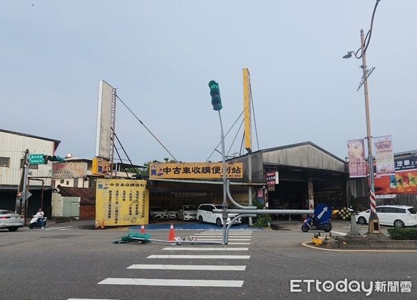 ▲大貨車吊臂未降下收攏將號誌燈桿勾倒。（圖／中壢警分局提供）