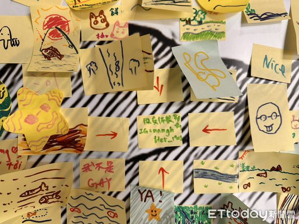 ▲台南山上花園水道博物館「你心目中的河流」互動展覽吸引超過3000張作品貼滿展板，場面壯觀。（記者林東良翻攝，下同）