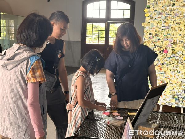▲台南山上花園水道博物館「你心目中的河流」互動展覽吸引超過3000張作品貼滿展板，場面壯觀。（記者林東良翻攝，下同）