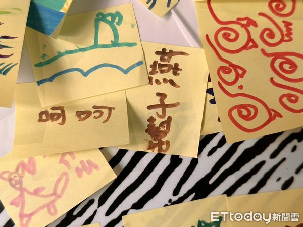 ▲台南山上花園水道博物館「你心目中的河流」互動展覽吸引超過3000張作品貼滿展板，場面壯觀。（記者林東良翻攝，下同）