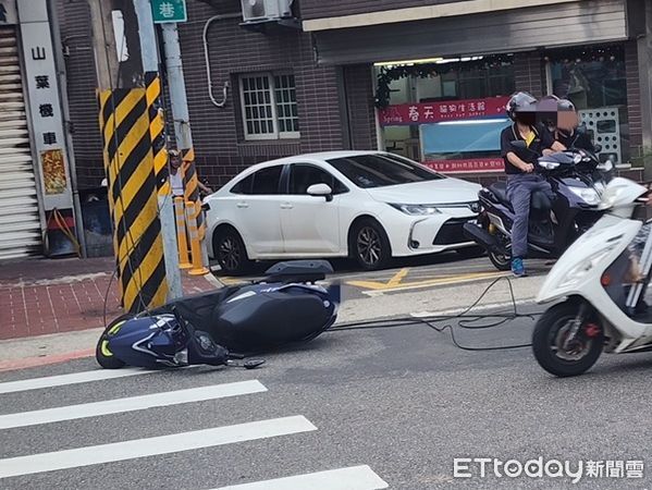 ▲▼號誌桿掉落之電線波及對向機車騎士江男，致使江男車損。（圖／中壢警分局提供