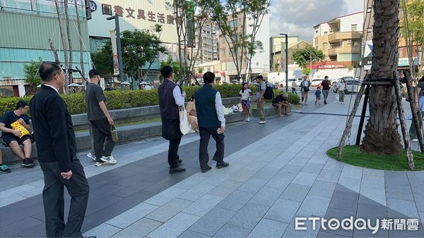 ▲台南市長黃偉哲及警察局長林國清實地巡視新光三越小北門店試營運周邊交通狀況，慰勉執勤人員。（記者林東良翻攝，下同）