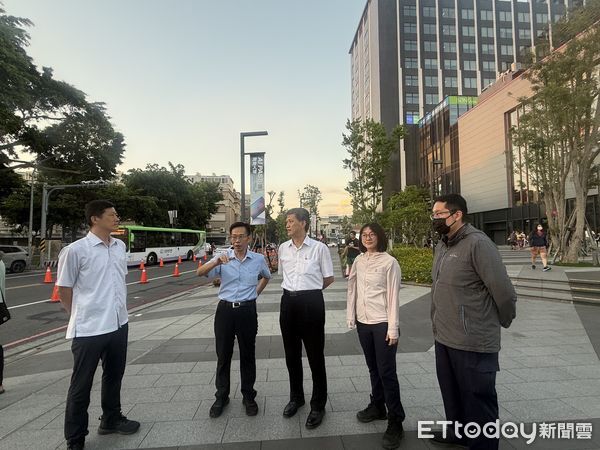 ▲台南市長黃偉哲及警察局長林國清實地巡視新光三越小北門店試營運周邊交通狀況，慰勉執勤人員。（記者林東良翻攝，下同）