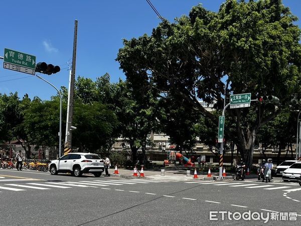 ▲台南市長黃偉哲及警察局長林國清實地巡視新光三越小北門店試營運周邊交通狀況，慰勉執勤人員。（記者林東良翻攝，下同）