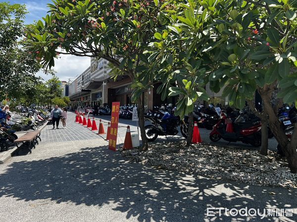 ▲台南市長黃偉哲及警察局長林國清實地巡視新光三越小北門店試營運周邊交通狀況，慰勉執勤人員。（記者林東良翻攝，下同）