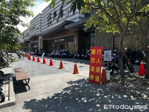 ▲台南市長黃偉哲及警察局長林國清實地巡視新光三越小北門店試營運周邊交通狀況，慰勉執勤人員。（記者林東良翻攝，下同）