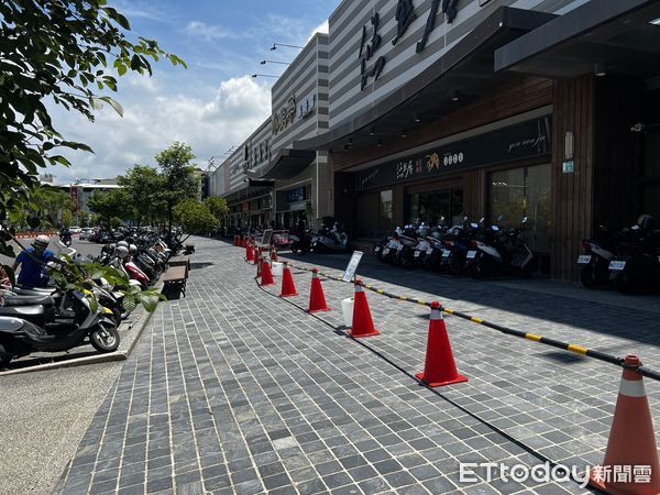 ▲台南市長黃偉哲及警察局長林國清實地巡視新光三越小北門店試營運周邊交通狀況，慰勉執勤人員。（記者林東良翻攝，下同）