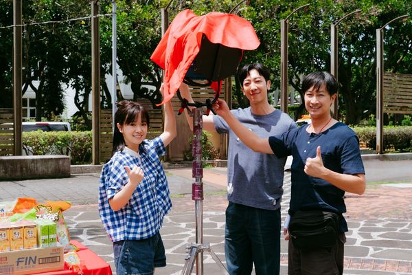 ▲《阿爸請你嘛嘛吼》Darren邱凱偉、嚴正嵐搭檔演父女。（圖／公視台語台提供）