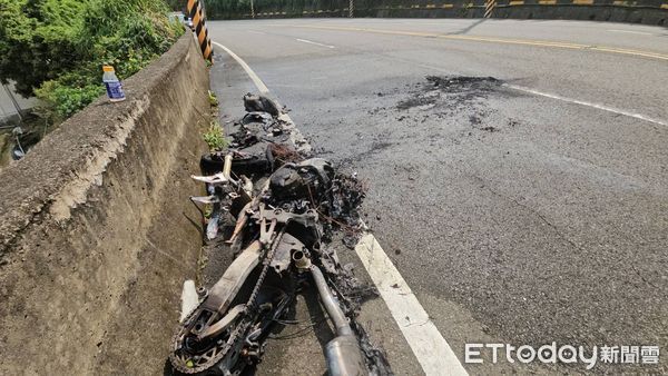 ▲▼大苗栗縣獅潭鄉台三線約121.5公里重機車自摔起火 分局長、警消及車友合力馳援             。（圖／記者楊永盛翻攝）