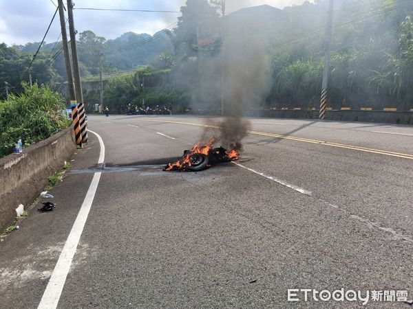 ▲▼大苗栗縣獅潭鄉台三線約121.5公里重機車自摔起火 分局長、警消及車友合力馳援             。（圖／記者楊永盛翻攝）