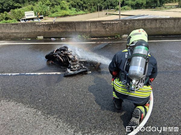 ▲▼大苗栗縣獅潭鄉台三線約121.5公里重機車自摔起火 分局長、警消及車友合力馳援             。（圖／記者楊永盛翻攝）