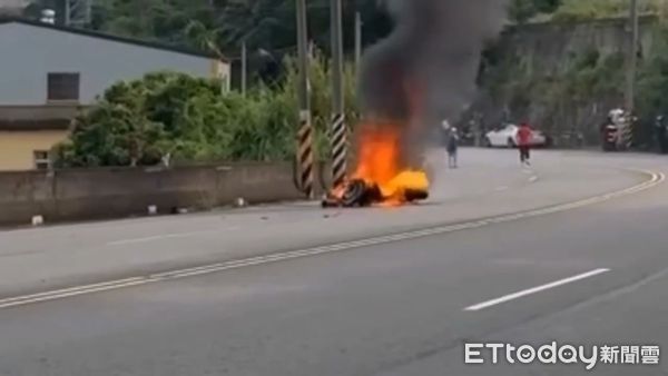 ▲▼大苗栗縣獅潭鄉台三線約121.5公里重機車自摔起火 分局長、警消及車友合力馳援             。（圖／記者楊永盛翻攝）