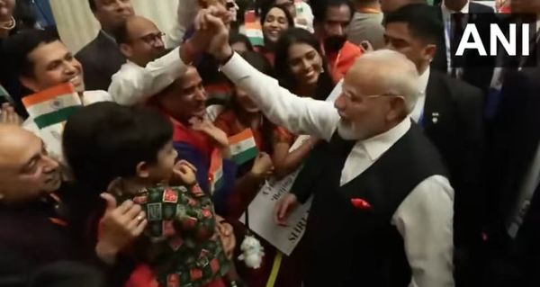 ▲▼  莫迪受到熱烈歡迎、在陸印度民眾           。（圖／翻攝 印度駐滬領事館）
