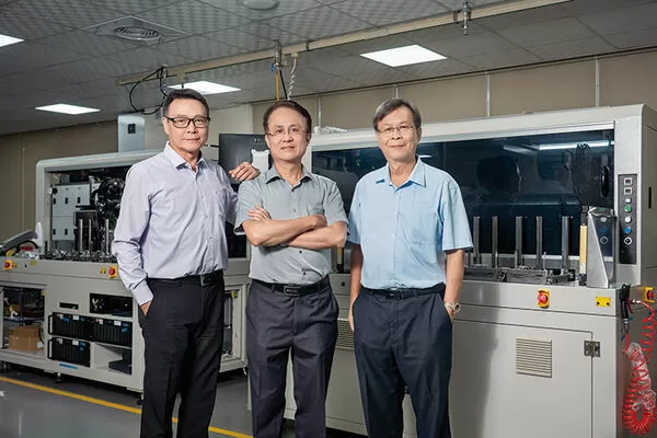 竑騰從高雄鐵皮工廠起步，成功打入全球封測龍頭供應鏈。（由左至右為營運業務部副總 經理江智義、總經理徐嘉新、技術長王裕賢）