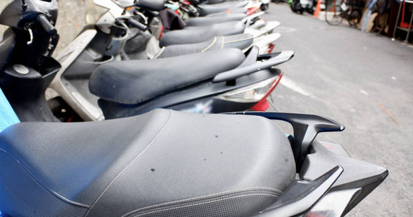 一名男子因多次跟蹤、用手撫摸並拍攝女子的機車坐墊，被法院判定構成性騷擾。圖僅示意，與本文無關。（示意圖／翻攝自photoAC）