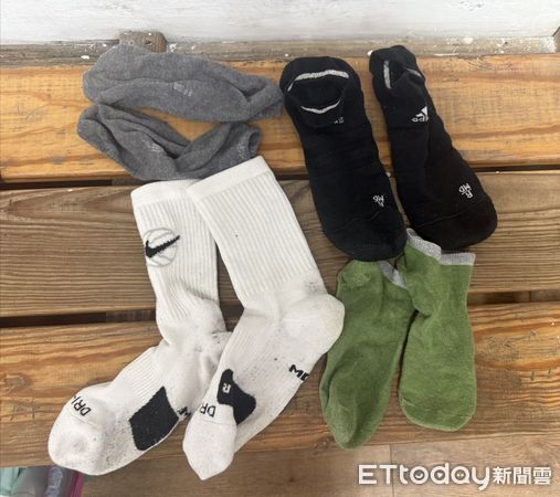 ▲▼吳男在新莊區一家健身房偷男襪，警方搜出4雙，吳男被警方帶回派出所偵訊             。（圖／記者陳以昇翻攝）